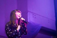 今年4月5日に開催された1周年記念ワンマンライブ「Prismic Step」の様子。
