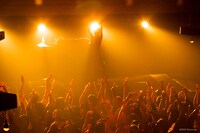 今年4月5日に開催された1周年記念ワンマンライブ「Prismic Step」の様子。