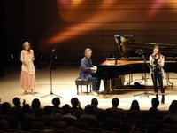 「Summer Time」演奏時の様子。左からゲイル・モラン、チック・コリア、平原綾香。