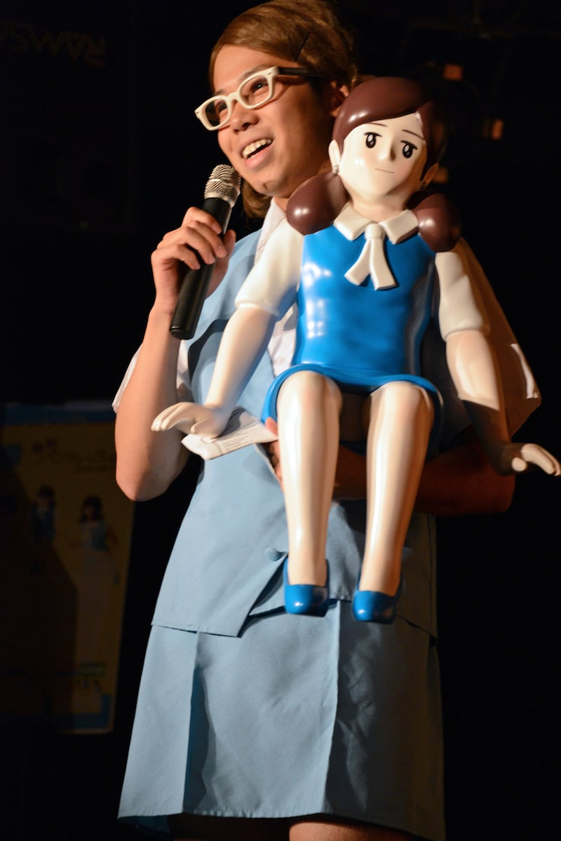 「コップのフチ子」を抱えたコップのシキ子。