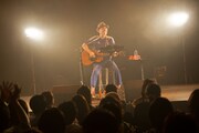 「浜崎貴司 Solo 15th Anniversary『ゴールデンタイム』リリース記念ライブ」の様子。（撮影：三浦麻旅子）
