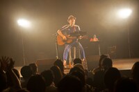 「浜崎貴司 Solo 15th Anniversary『ゴールデンタイム』リリース記念ライブ」の様子。（撮影：三浦麻旅子）