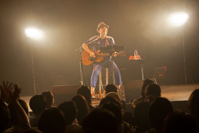 「浜崎貴司 Solo 15th Anniversary『ゴールデンタイム』リリース記念ライブ」の様子。（撮影：三浦麻旅子）