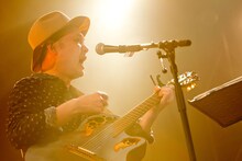 「浜崎貴司 Solo 15th Anniversary『ゴールデンタイム』リリース記念ライブ」の様子。（撮影：三浦麻旅子）