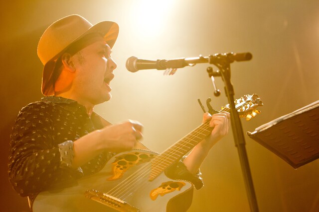 「浜崎貴司 Solo 15th Anniversary『ゴールデンタイム』リリース記念ライブ」の様子。（撮影：三浦麻旅子）