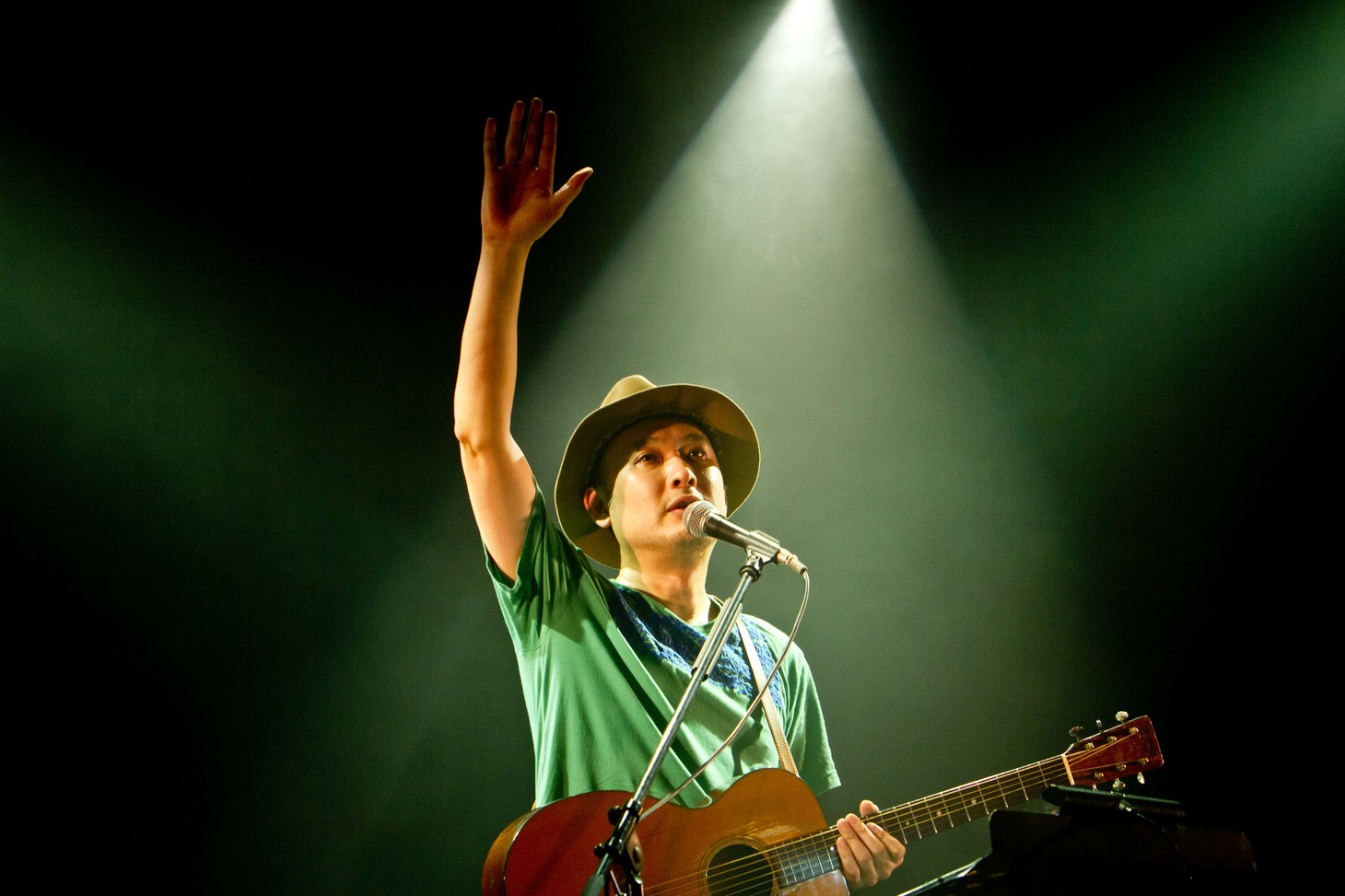 「浜崎貴司 Solo 15th Anniversary『ゴールデンタイム』リリース記念ライブ」の様子。（撮影：三浦麻旅子）