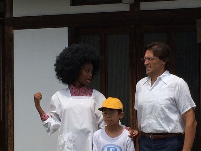 クレイジーケンバンド「スパークだ！」のPVに登場する謎の家族。