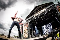 「Download Festival 2014」にてパフォーマンスするCrossfaith。（Photo by JulenPhoto[Julen Esteban-Pretel]）