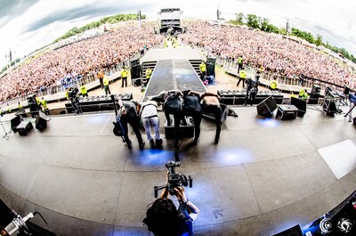 「Download Festival 2014」でのCrossfaithのステージ。（Photo by JulenPhoto[Julen Esteban-Pretel]）