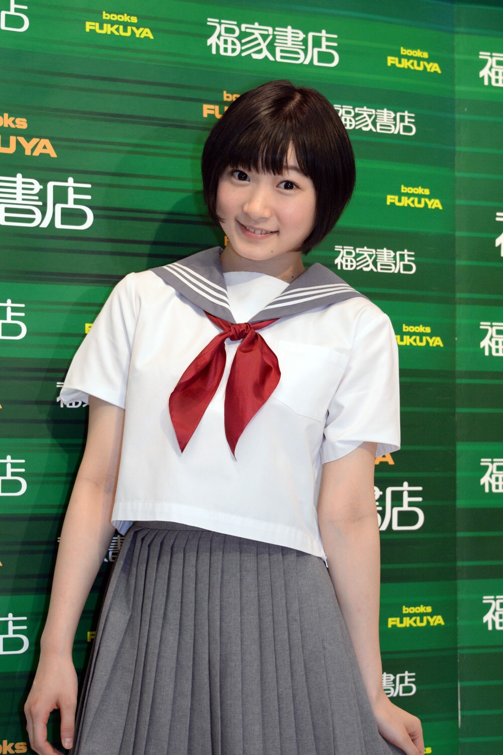 宮本佳林 - Juice=Juice宮本佳林、水着姿含む初写真集は「1010点