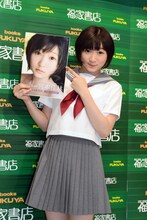 初のソロ写真集「佳林」を手にした宮本佳林。