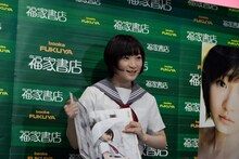 写真集の中で気に入っているカットを紹介する宮本佳林。