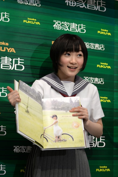 写真集の中で気に入っているカットを紹介する宮本佳林。