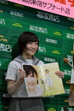 写真集の中で気に入っているカットを紹介する宮本佳林。