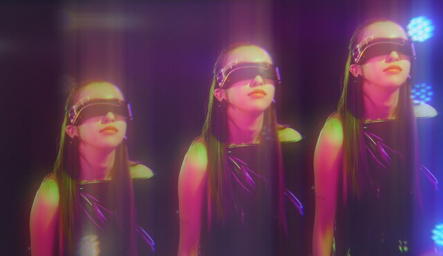 板野友美「Crush」ビデオクリップのワンシーン。(c)キングレコード