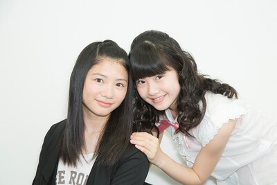 宝塚歌劇を鑑賞したさくら学院の磯野莉音と水野由結。