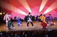 「Shake body」の曲中、センターで踊るコーイチ（写真中央）。