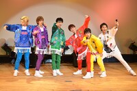 「走れ!!!!超特急」のエンディングの様子。曲中でコーイチが退出したため6人でのキメポーズとなった。