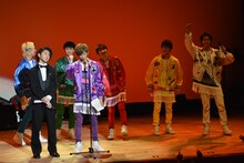 手紙を読み上げる最中、ニューシングル「Believe×Believe」の宣伝を挟むことに成功しガッツポーズするリョウガ（写真左から4番目）。