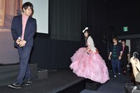 歩く佐々木彩夏。