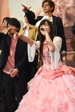 佐々木彩夏と一緒にポーズを決める登壇者たち。