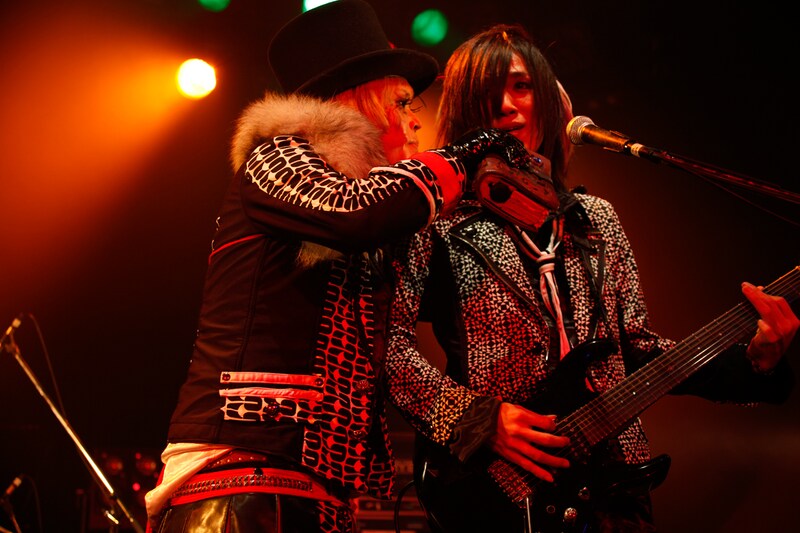 左から団長（Vo / NoGoD）、Kyrie（G / NoGoD）。