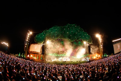 昨年10月に山梨・富士急ハイランド？にて開催された「炎と森のカーニバル」のライブの様子。