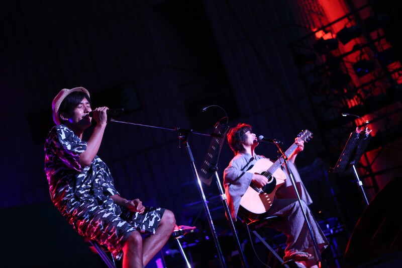 左からK、根本要(スターダスト☆レビュー)。