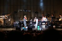 左からK、根本要（スターダスト☆レビュー）、大橋卓弥（スキマスイッチ）。