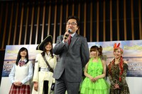 作・演出の貞方祥は今回の脚本で「無難であることが正しい世の中」をペーソスを交えて表現したという。
