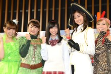 舞台の衣装で登壇した出演メンバー。左から疋田紗也、塩川愛友里、鈴木裕乃、尾花貴絵、AZU。