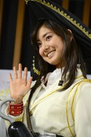 キャプテンフック役のモデルガールズ尾花貴絵は、左手にフックを付けて登壇。