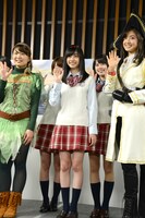 カメラに向かって手を振る「フライングパイレーツ～ネバーランド漂流記」出演メンバー。