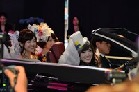 メルセデス・ベンツに乗って会場に登場した乃木坂46。