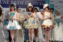 「天使の羽根を付けたミニのウエディングドレス」を身にまとった乃木坂46。