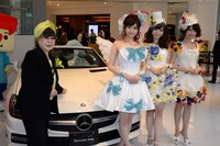 今週の人気画像4位は「乃木坂46、カラフルなウエディングドレス姿でカップル祝福」より、左から桂由美、松村沙友理、白石麻衣、橋本奈々未。