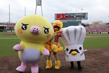 「たまこちゃんとコックボー」のキャラクターとともに球場入りした廣田あいか投手。