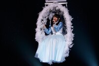 ブランコに乗って宙を舞う竹達彩奈。