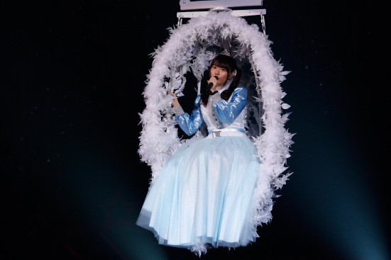 ブランコに乗って宙を舞う竹達彩奈。