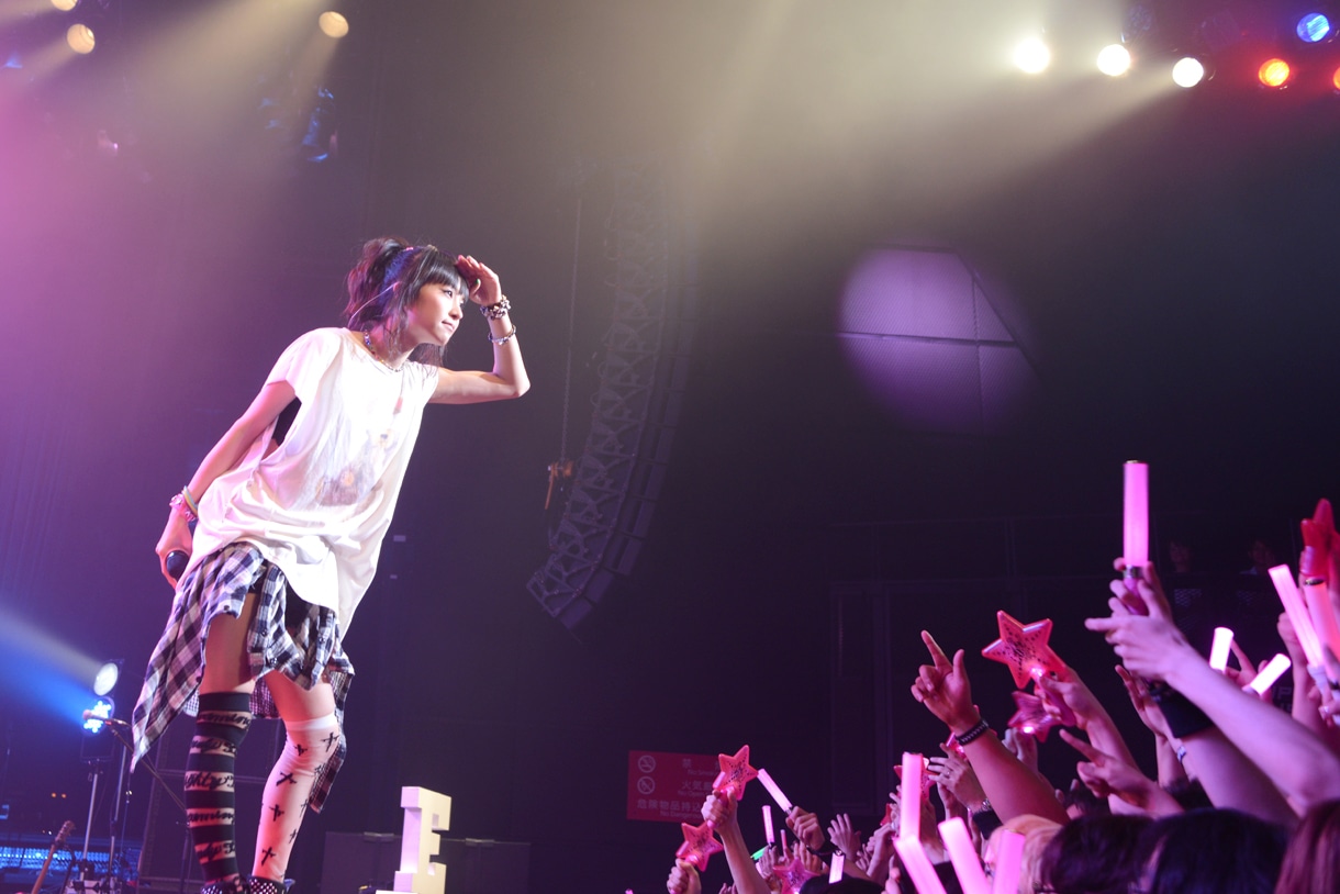 LiSA「LiVE is Smile Always ～LANDSPACE～」初日公演の様子。