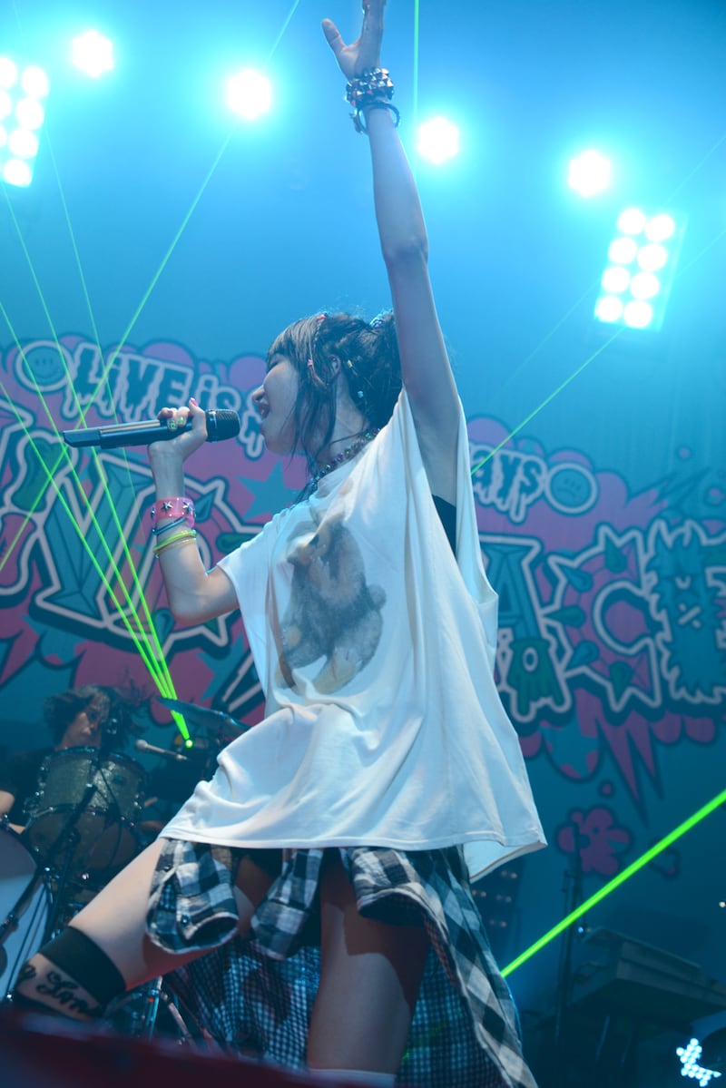 LiSA「LiVE is Smile Always ~LANDSPACE~」初日公演の様子。