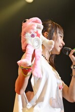 左からカエルのモモコ、LiSA。