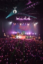 LiSA「LiVE is Smile Always ～LANDSPACE～」初日公演の様子。