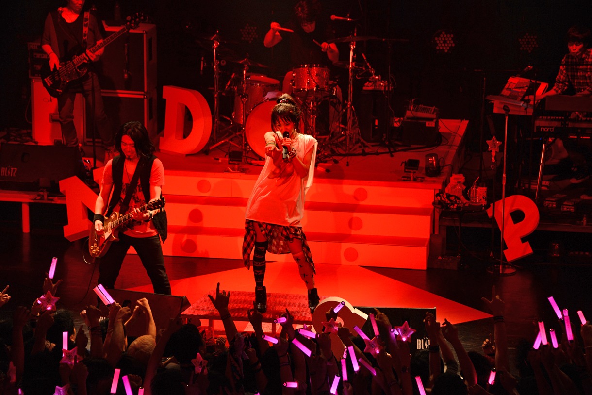 LiSA「LiVE is Smile Always ～LANDSPACE～」初日公演の様子。