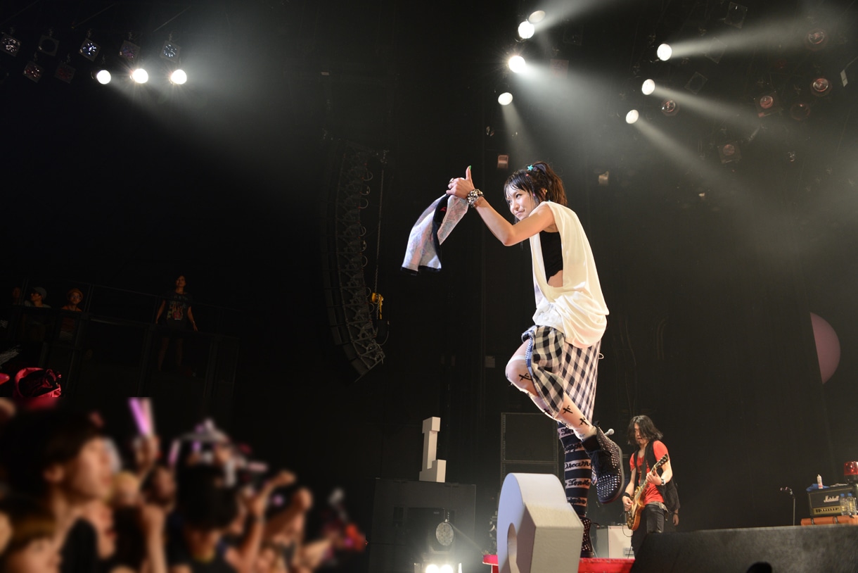 LiSA「LiVE is Smile Always ～LANDSPACE～」初日公演の様子。