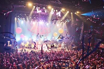 LiSA「LiVE is Smile Always ～LANDSPACE～」初日公演の様子。