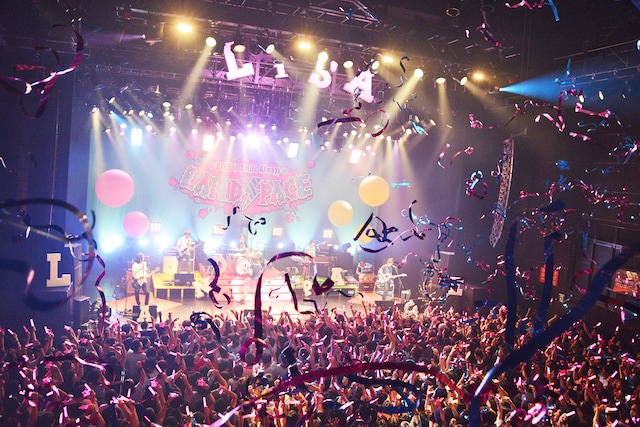 LiSA「LiVE is Smile Always ～LANDSPACE～」初日公演の様子。