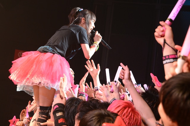 LiSA「LiVE is Smile Always ～LANDSPACE～」初日公演の様子。