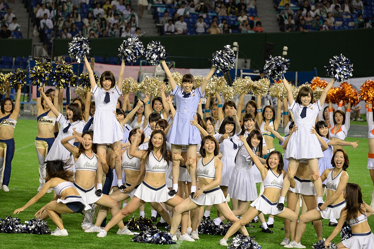 今週の人気画像7位は「乃木坂46、東京ドームでチアリーダーと再びコラボライブ」より、ハーフタイムでミニライブを披露する乃木坂46。