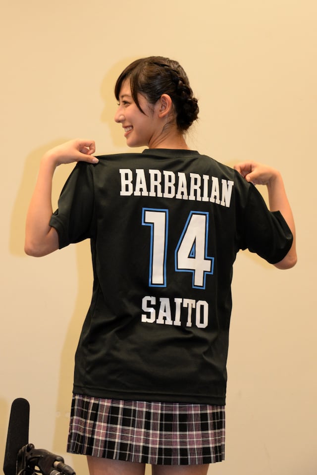 父・斎藤伸明が所属するBARBARIANのユニフォームのレプリカを着た斎藤ちはる。